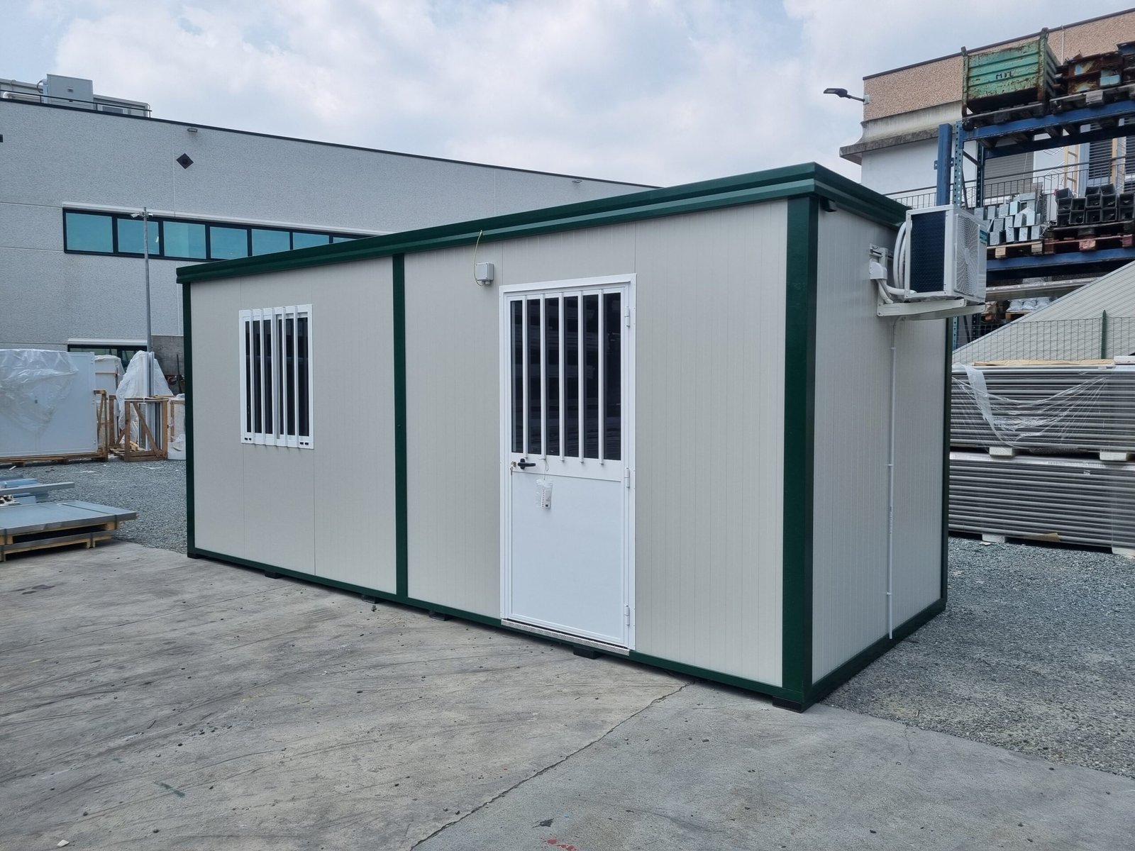 Monoblocco 6 × 2,5 m per uso ufficio