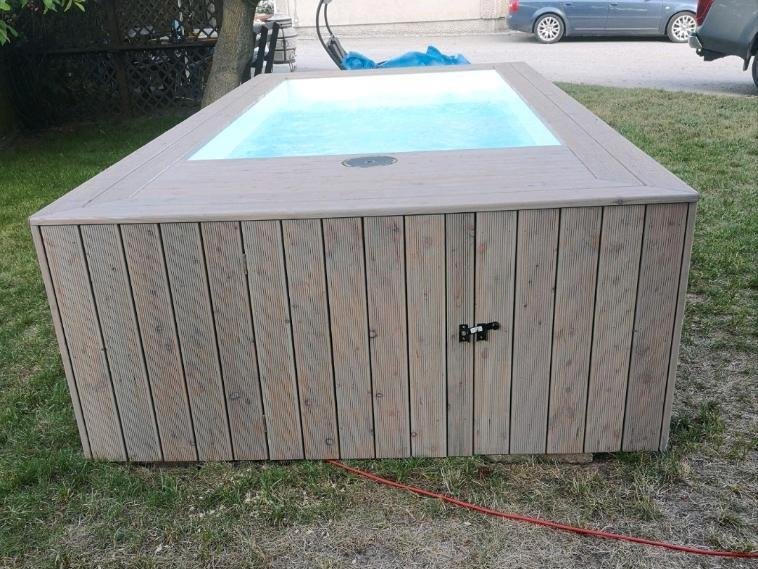 Piscina in contenitore con rivestimento in legno - immagine 4