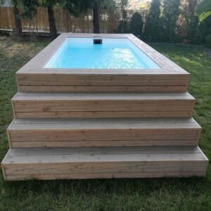 Piscina in contenitore con rivestimento in legno