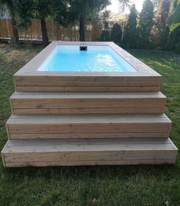 Piscina in contenitore con rivestimento in legno