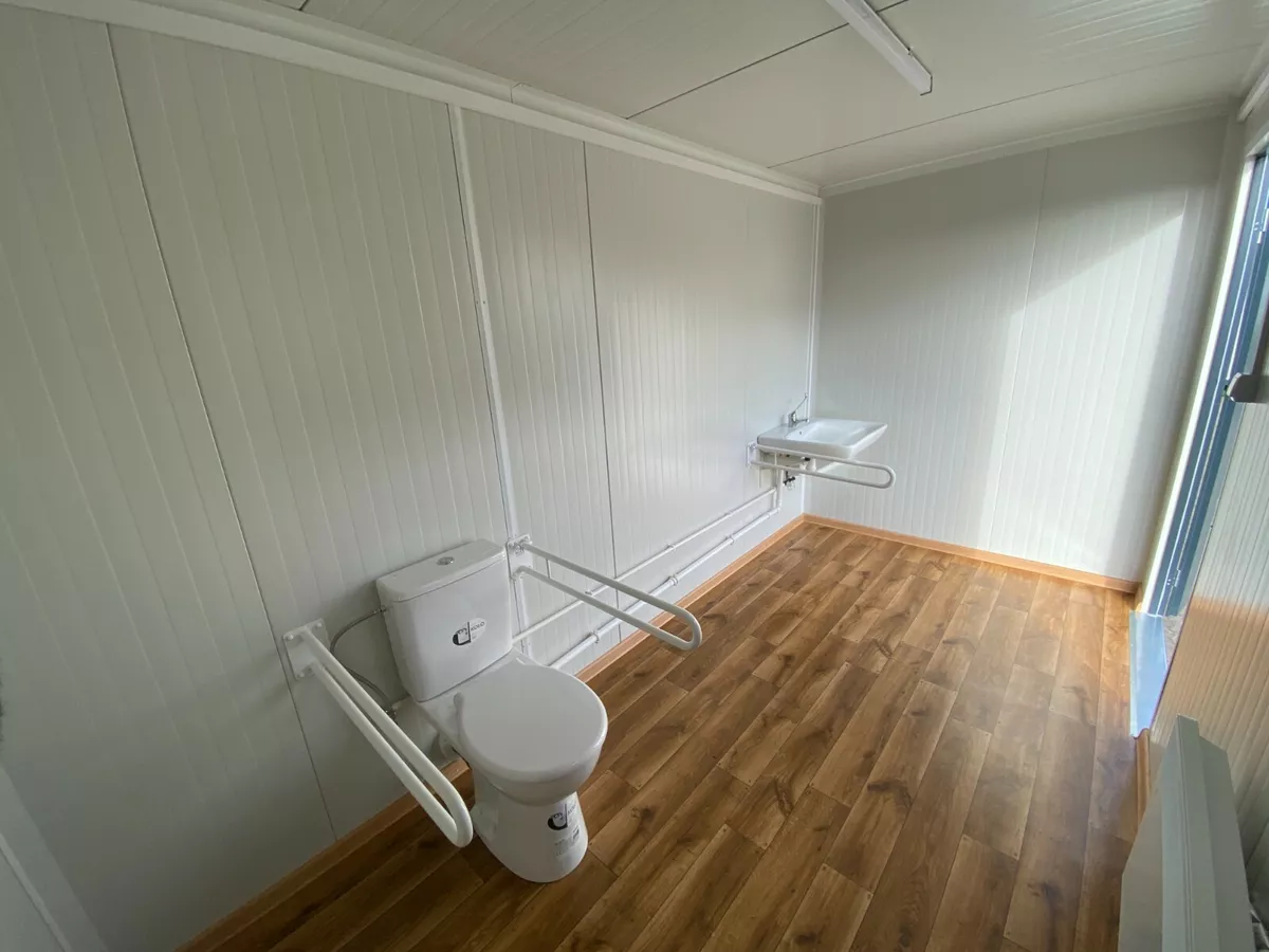 Modulo sanitario per persone con mobilità ridotta con rampa di accesso - immagine 6