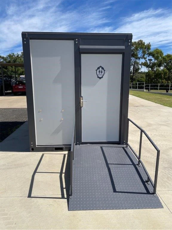 Bagno portatile accessibile per persone con mobilità ridotta