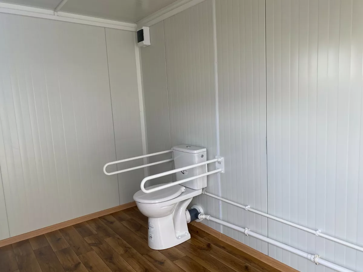 Modulo sanitario per persone con mobilità ridotta con rampa di accesso - immagine 7